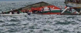 Un bateau chavire sur une rivière du Nigeria, 13...