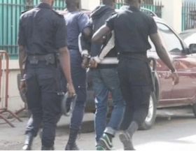  Hann Maristes : Un Guinéen arrêté pour vol de chaussures à la mosquée en pleine prière 